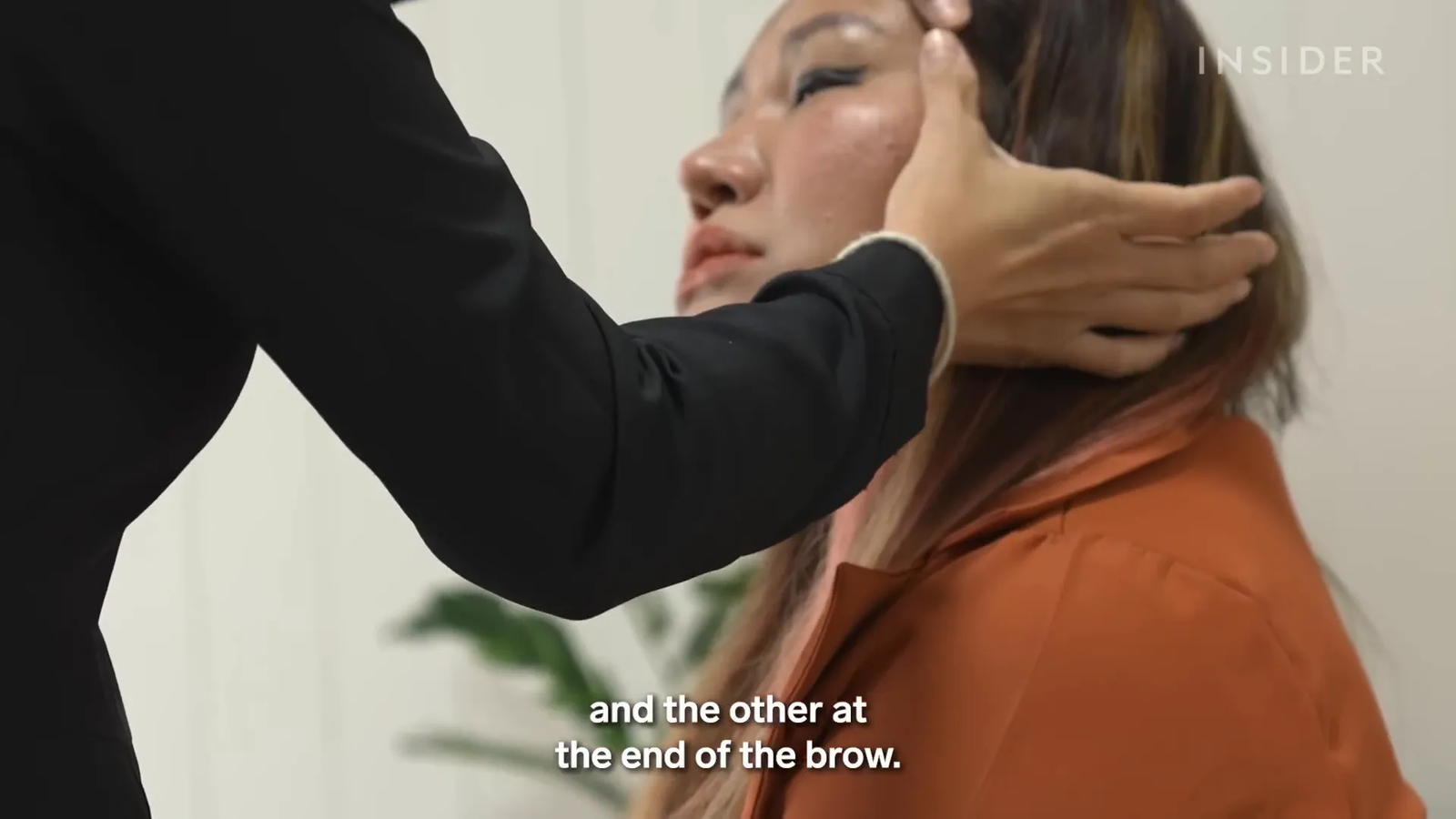 פאח מטפלת באחת מלקוחותיה