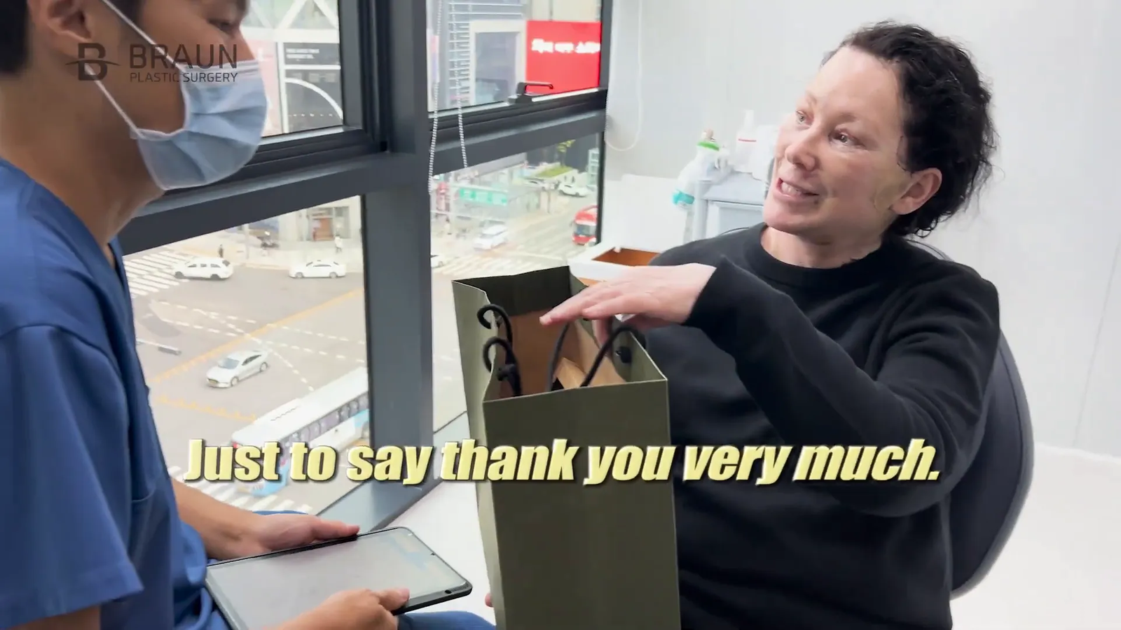 סרינה מעניקה מתנה לצוות הרפואי