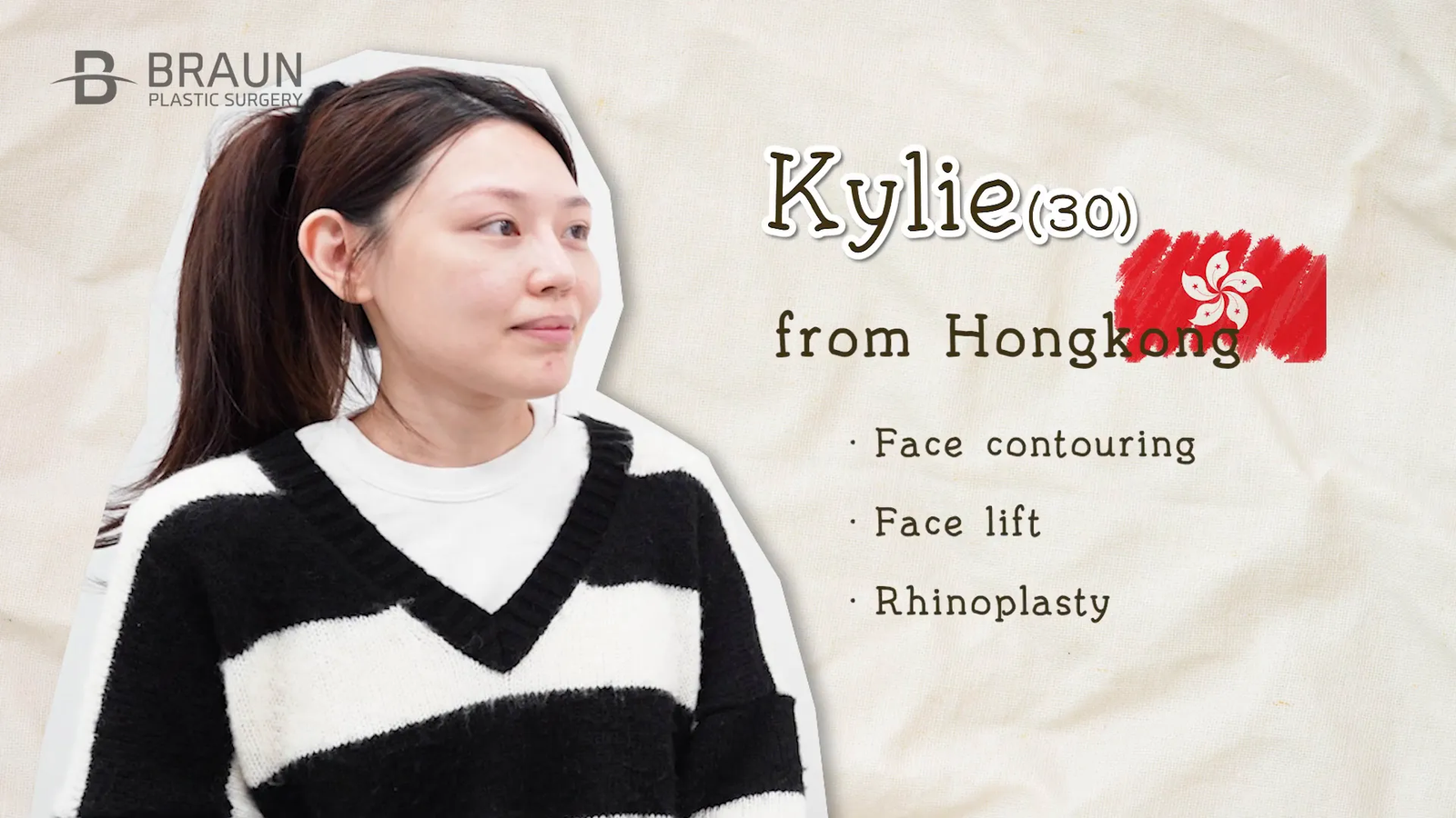 המטופלת עם עור בהיר וחיוך רחב